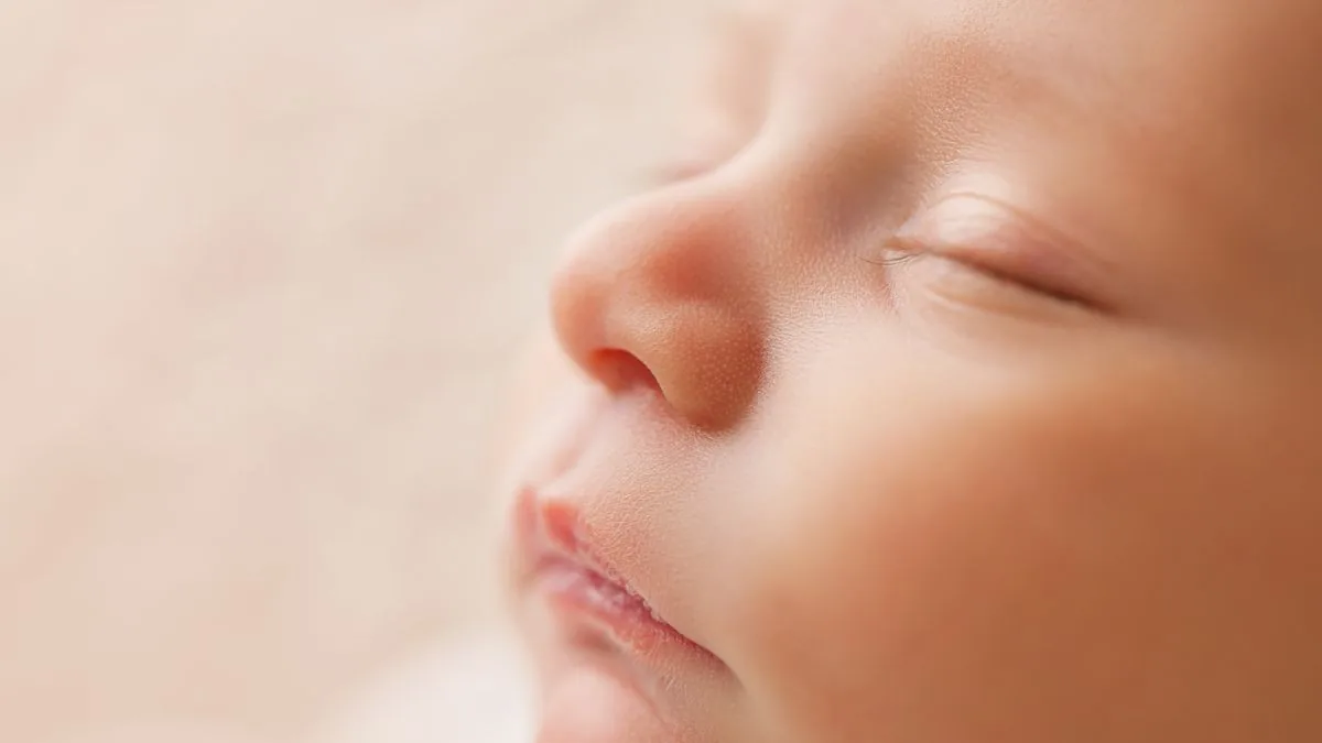 Bebê recém-nascido dormindo tranquilo, com foco no narizinho