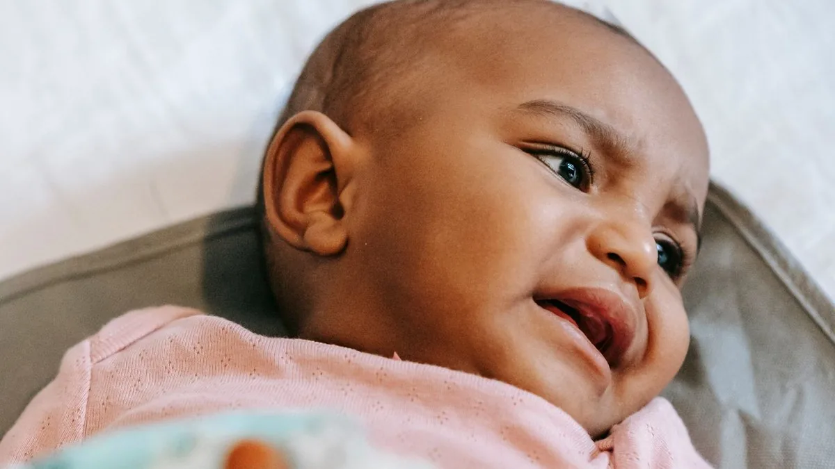 Bebê deitado tranquilo após a troca de fralda e cuidados com a pele