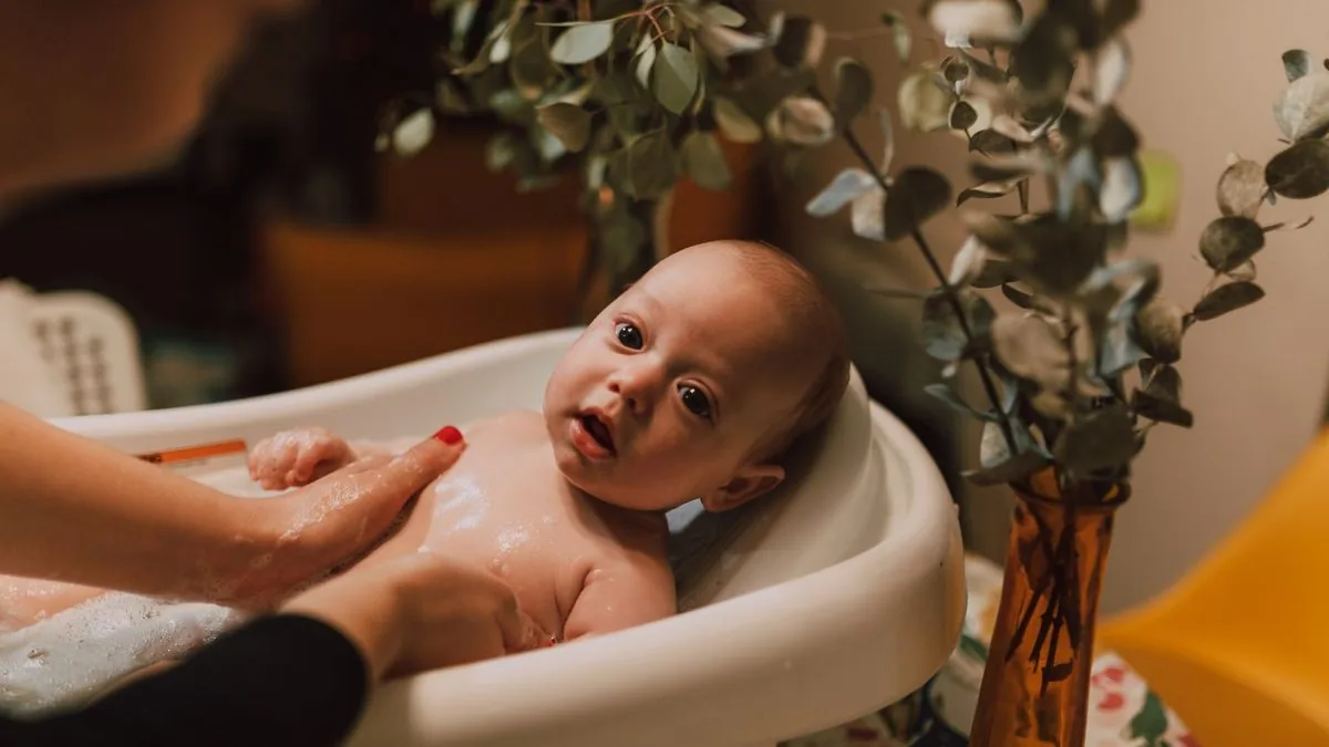 Bebê tomando banho em uma banheira de bebê