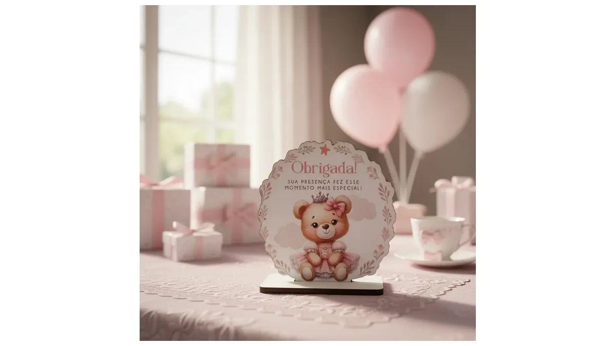 Lembrancinha de maternidade em MDF com ursinha e a frase obrigado, sobre mesa decorada com balões rosa