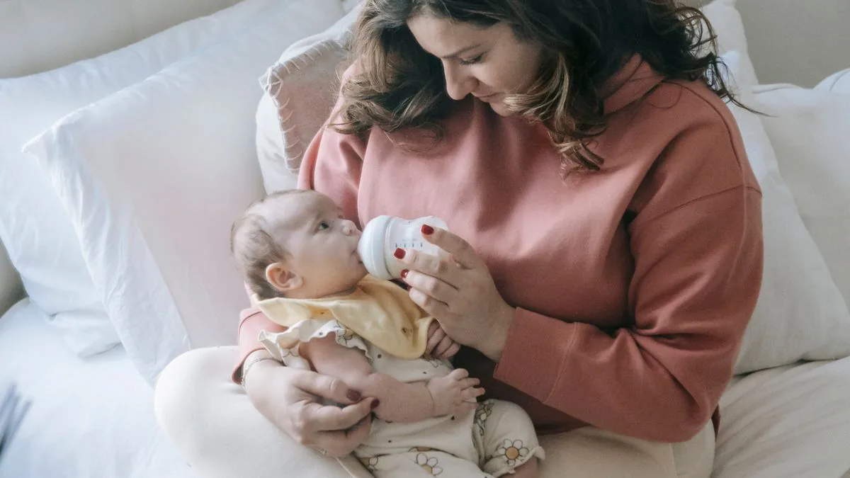 Mamadeiras de bebê sobre a bancada
