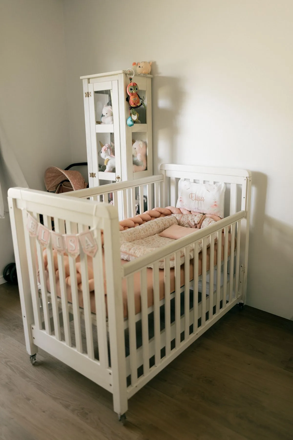 Berço branco montado em quarto de bebê decorado em tons neutros