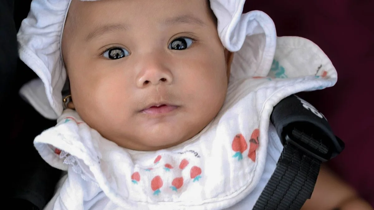 Bebê preso pelo cinto da cadeirinha do carro