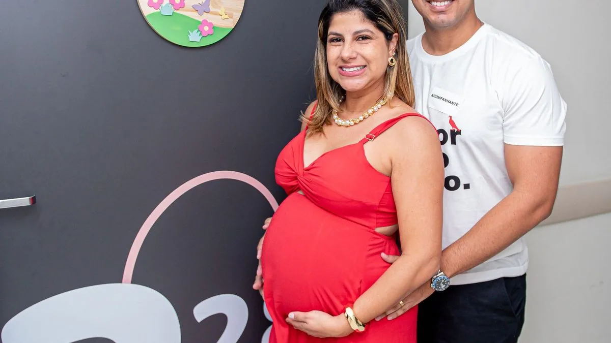 Casal grávido na porta da maternidade