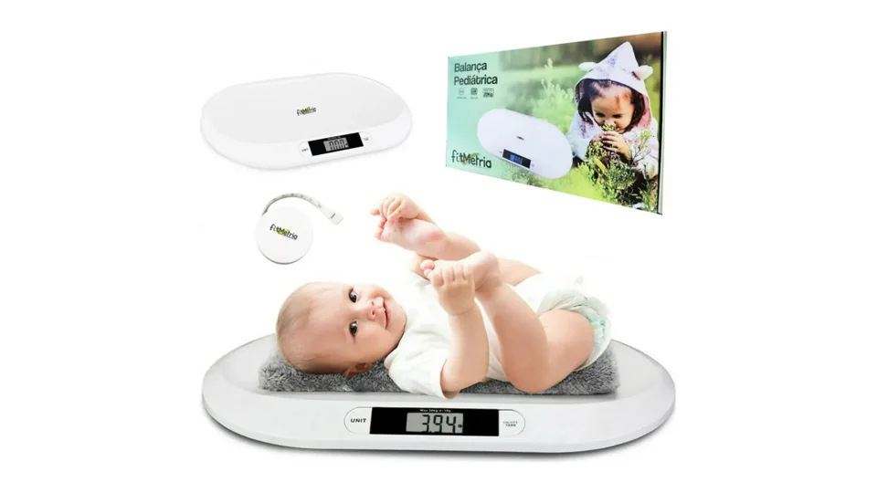 Balança pediátrica digital branca Fitmetria com um bebê deitado na plataforma