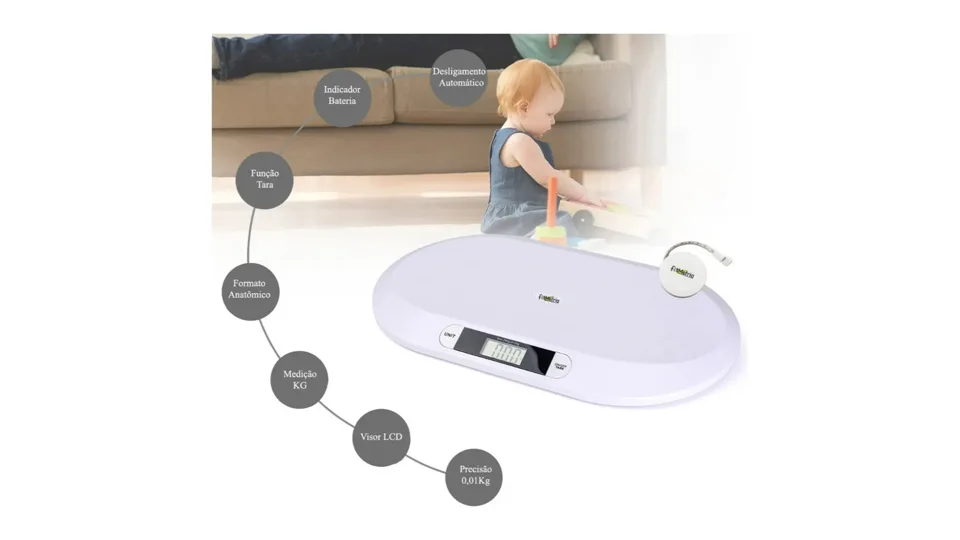 Balança pediátrica digital branca Fitmetria com um bebê deitado na plataforma (foto 3)