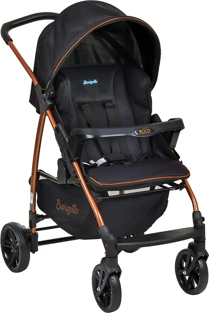 Carrinho com bebê conforto encaixado, formando um travel system