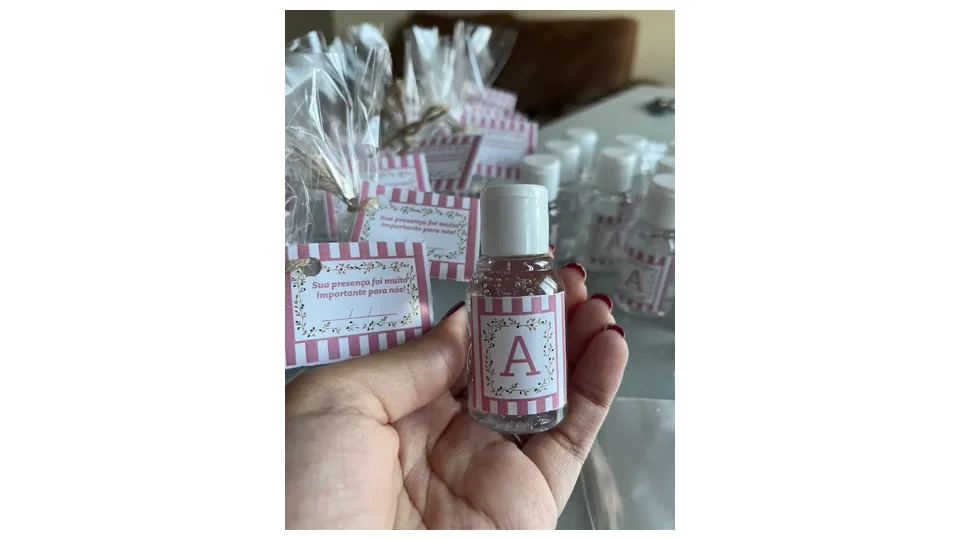 Lembrancinha de maternidade de álcool gel em frasco de 30 ml com tag rosa (foto 2)