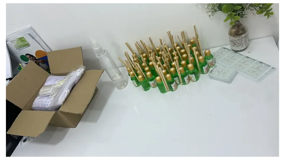Lembrancinha de maternidade de aromatizador com varetas em frasco de 30 ml (foto 3)