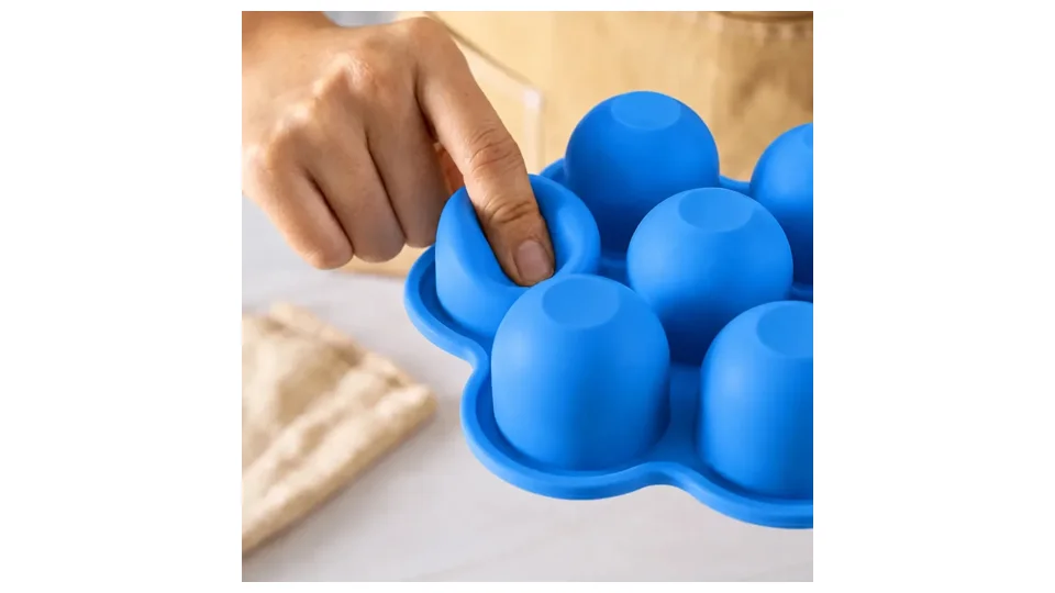 Forma de silicone azul com sete cavidades e tampa transparente para congelar papinha (foto 2)
