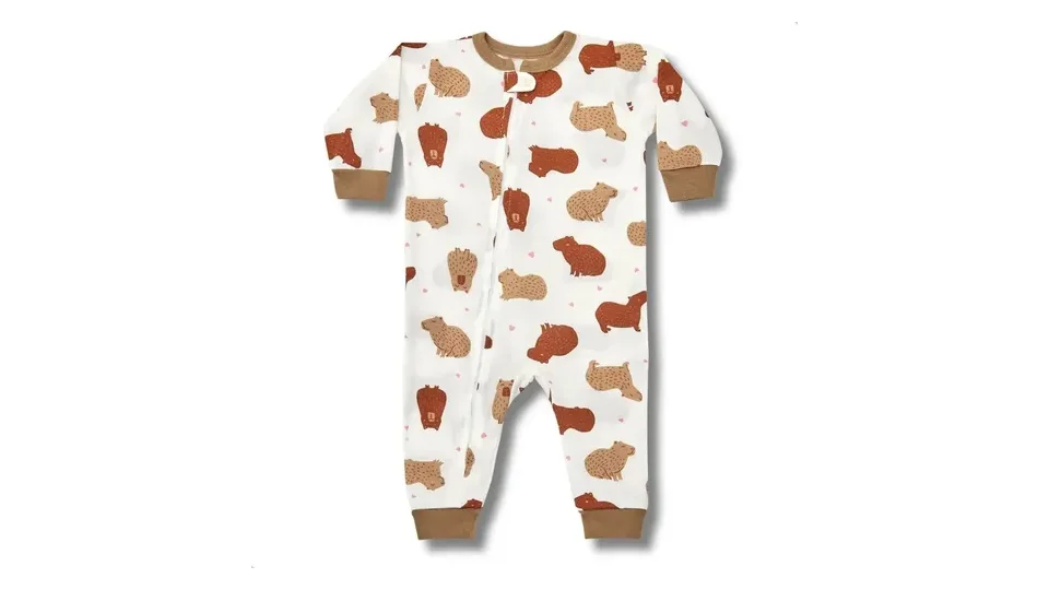Bebê de macacão pijama estampado de capivara com zíper e punhos marrons (foto 2)
