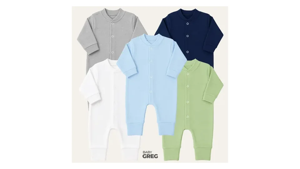 Kit com cinco macacões de bebê lisos em suedine nas cores cinza, azul-marinho, azul, branco e verde